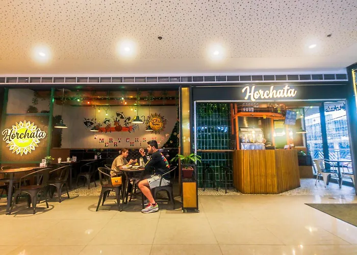 Апартаменты Cozy Peacock Hideaway Stylish Makati 300 Mbps Gym Swim Park Манила