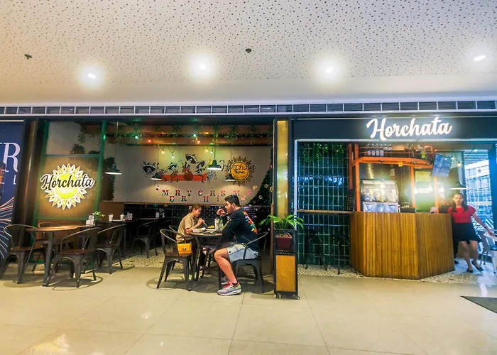 Cozy Peacock Hideaway Stylish Makati 300 Mbps Gym Swim Park *