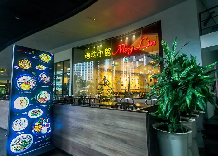 Апартаменты Cozy Peacock Hideaway Stylish Makati 300 Mbps Gym Swim Park