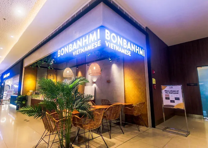 Cozy Peacock Hideaway Stylish Makati 300 Mbps Gym Swim Park *