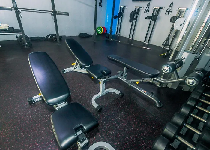 Cozy Peacock Hideaway Stylish Makati 300 Mbps Gym Swim Park