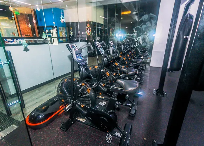 Cozy Peacock Hideaway Stylish Makati 300 Mbps Gym Swim Park Апартаменты Манила