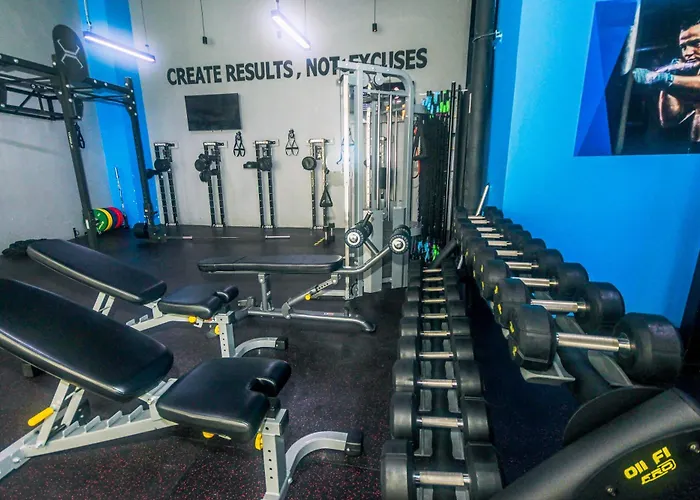 Cozy Peacock Hideaway Stylish Makati 300 Mbps Gym Swim Park *