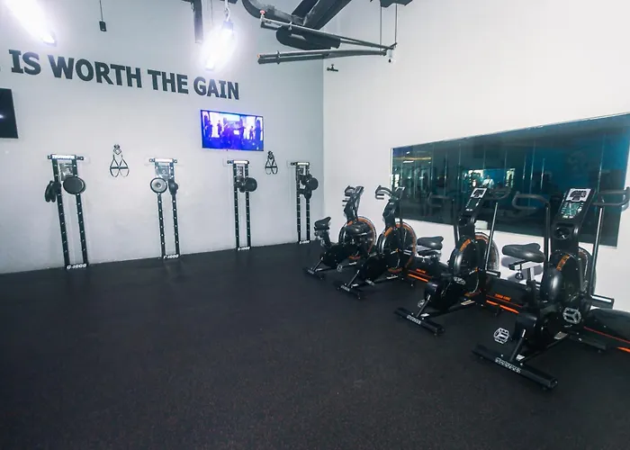 Cozy Peacock Hideaway Stylish Makati 300 Mbps Gym Swim Park Манила