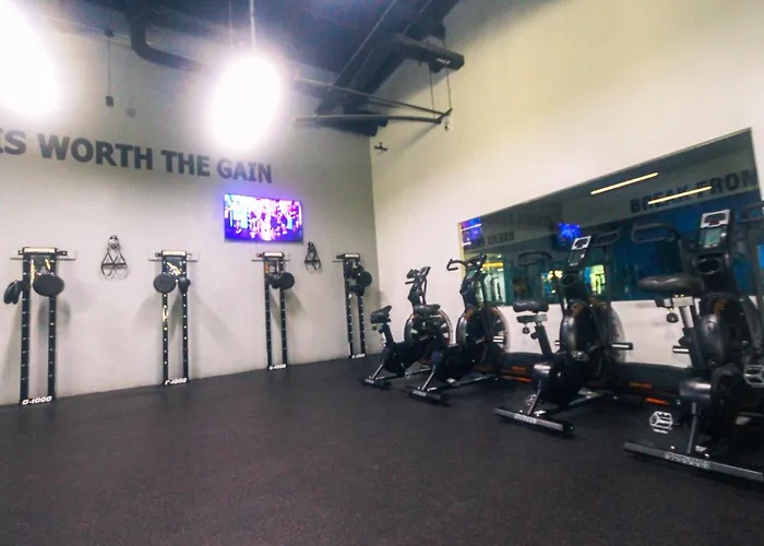Cozy Peacock Hideaway Stylish Makati 300 Mbps Gym Swim Park * Манила