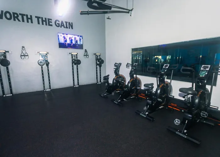 Апартаменты Cozy Peacock Hideaway Stylish Makati 300 Mbps Gym Swim Park *