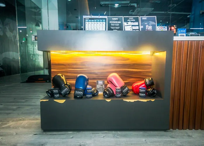 Cozy Peacock Hideaway Stylish Makati 300 Mbps Gym Swim Park *
