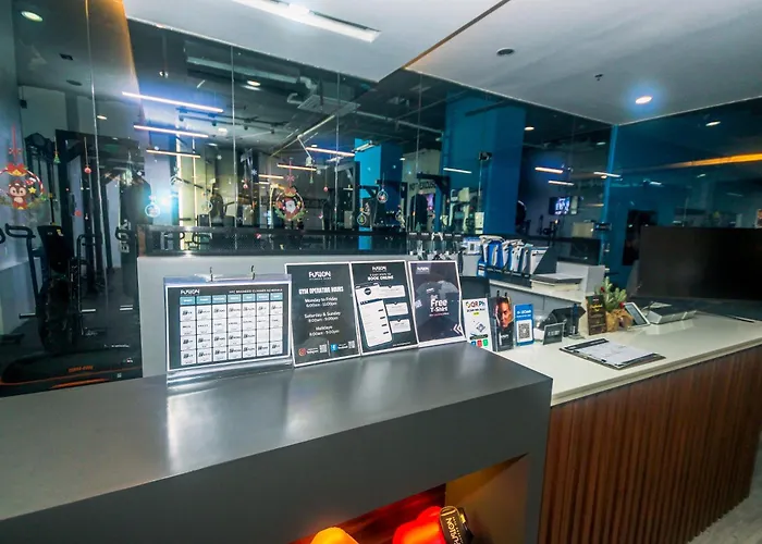 Cozy Peacock Hideaway Stylish Makati 300 Mbps Gym Swim Park Манила
