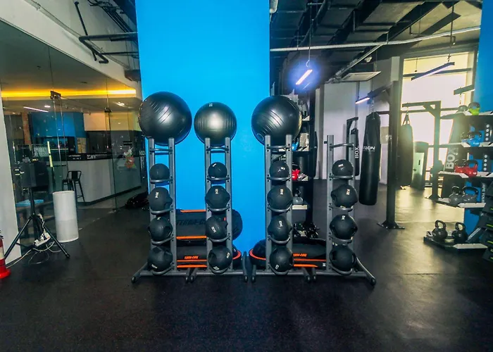 Cozy Peacock Hideaway Stylish Makati 300 Mbps Gym Swim Park Манила