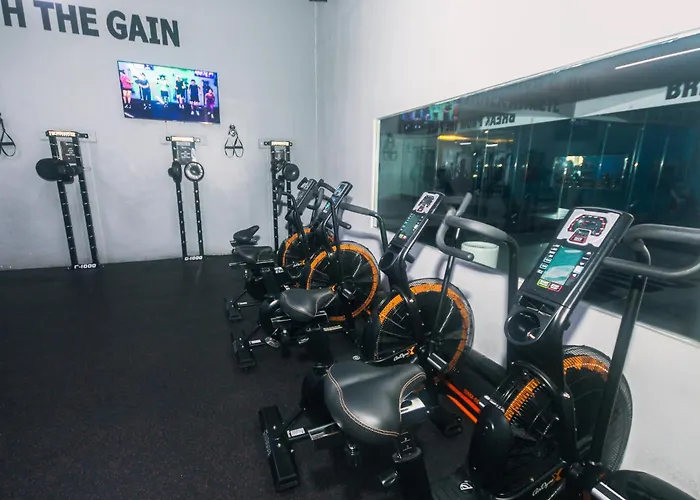 Апартаменты Cozy Peacock Hideaway Stylish Makati 300 Mbps Gym Swim Park Манила