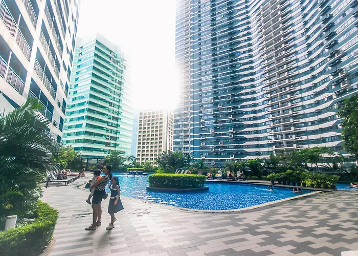 Cozy Peacock Hideaway Stylish Makati 300 Mbps Gym Swim Park
