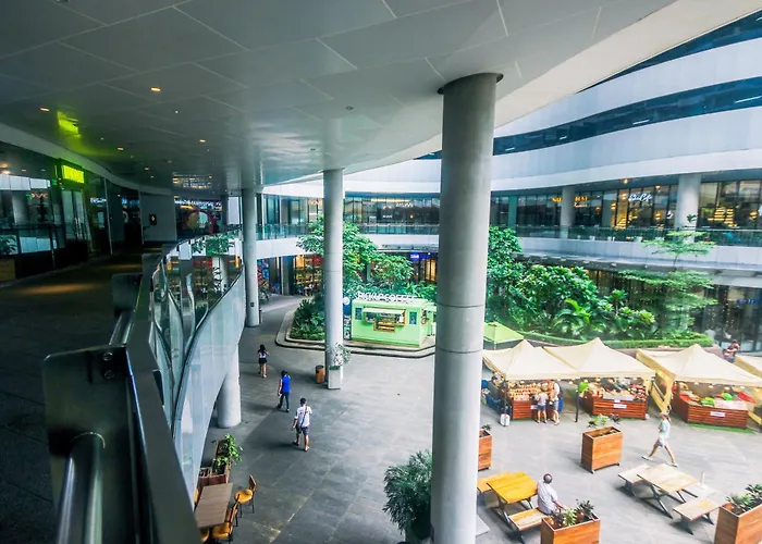 Cozy Peacock Hideaway Stylish Makati 300 Mbps Gym Swim Park *