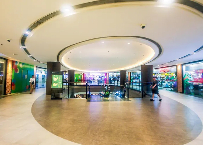 Cozy Peacock Hideaway Stylish Makati 300 Mbps Gym Swim Park *
