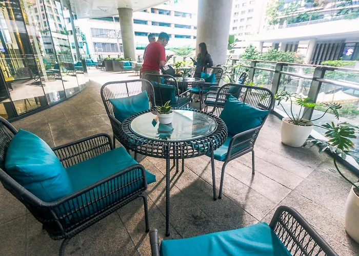 Cozy Peacock Hideaway Stylish Makati 300 Mbps Gym Swim Park Апартаменты