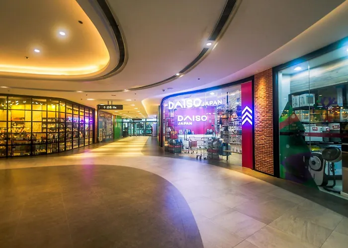 Апартаменты Cozy Peacock Hideaway Stylish Makati 300 Mbps Gym Swim Park Манила