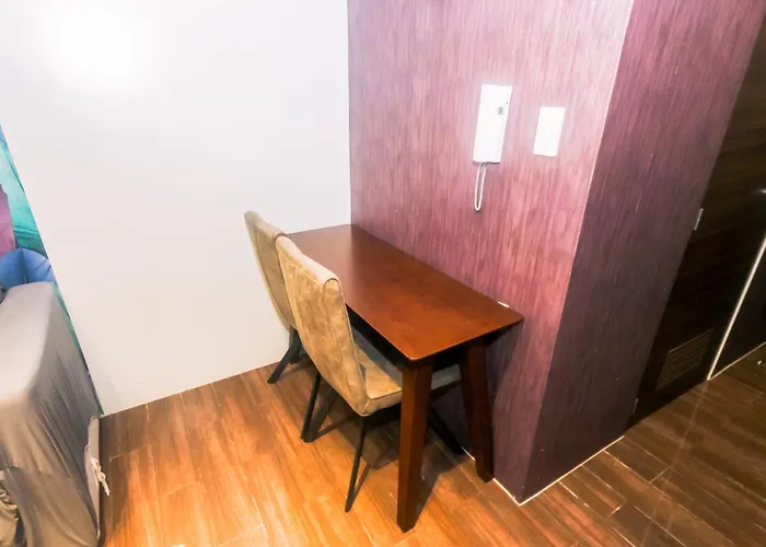 Cozy Peacock Hideaway Stylish Makati 300 Mbps Gym Swim Park *