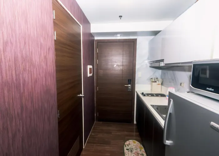 Cozy Peacock Hideaway Stylish Makati 300 Mbps Gym Swim Park