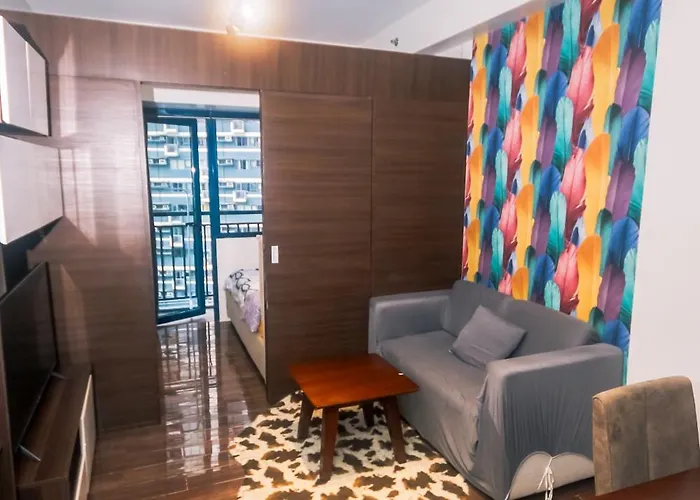 Cozy Peacock Hideaway Stylish Makati 300 Mbps Gym Swim Park *