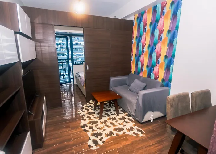 Cozy Peacock Hideaway Stylish Makati 300 Mbps Gym Swim Park Манила