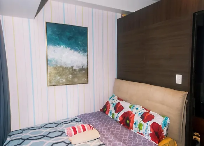 Cozy Peacock Hideaway Stylish Makati 300 Mbps Gym Swim Park