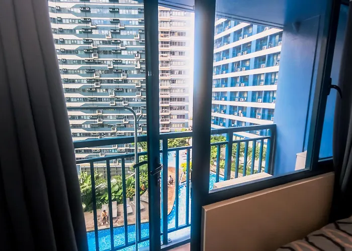Cozy Peacock Hideaway Stylish Makati 300 Mbps Gym Swim Park *