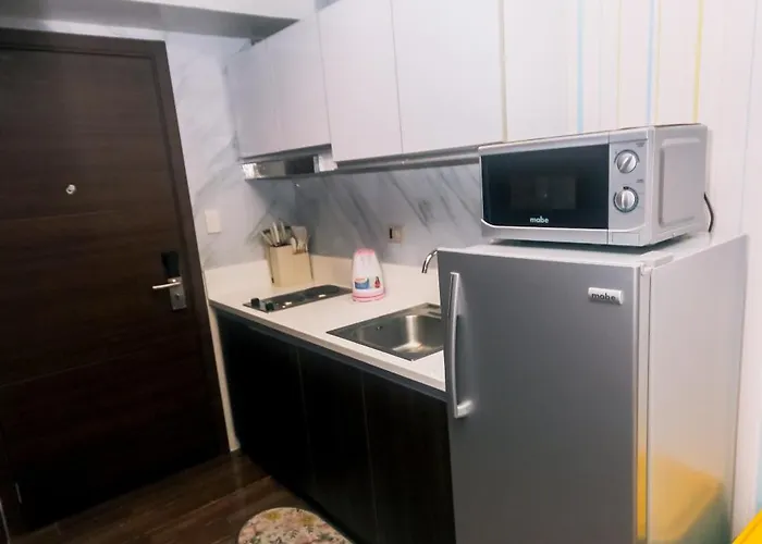 Cozy Peacock Hideaway Stylish Makati 300 Mbps Gym Swim Park Манила