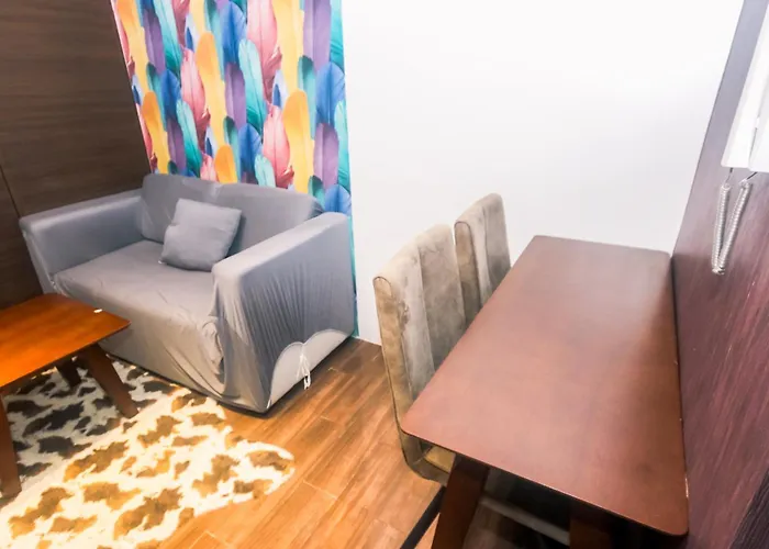 Cozy Peacock Hideaway Stylish Makati 300 Mbps Gym Swim Park